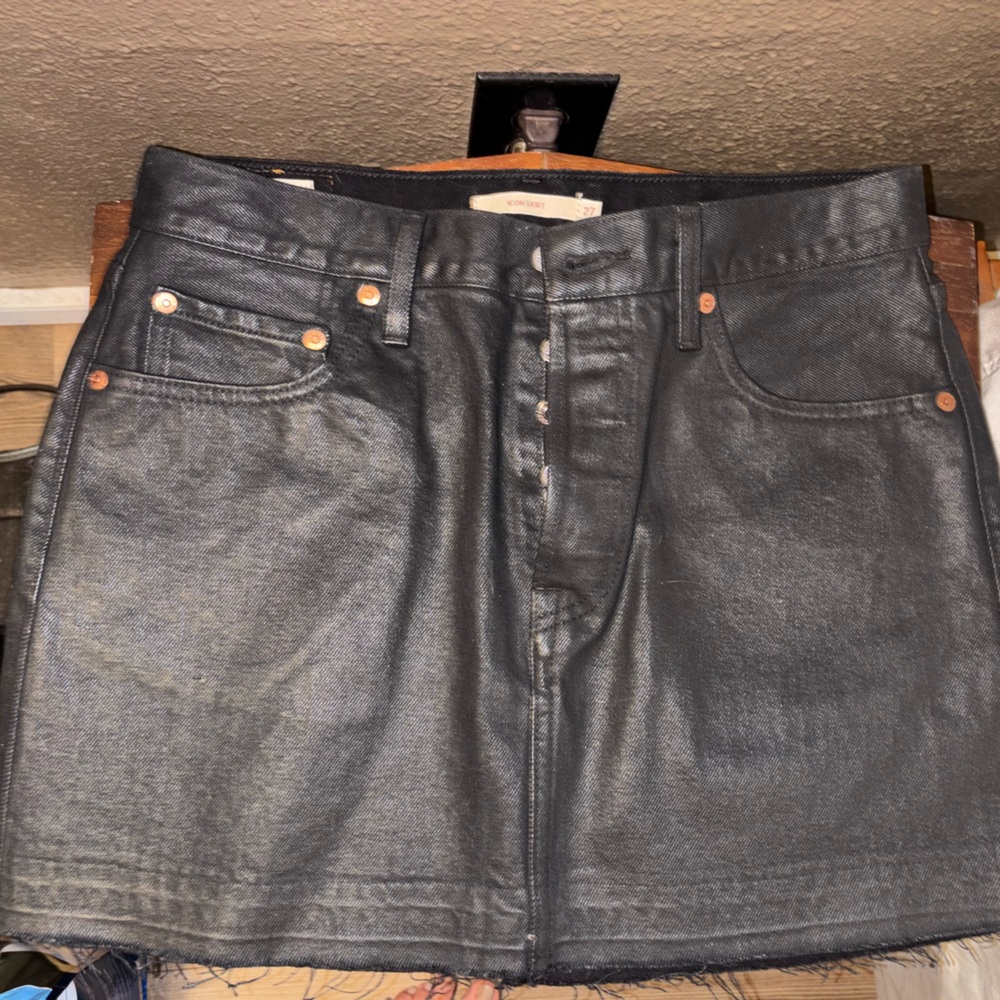 LEVIS ICON SKIRT SIZE 27!